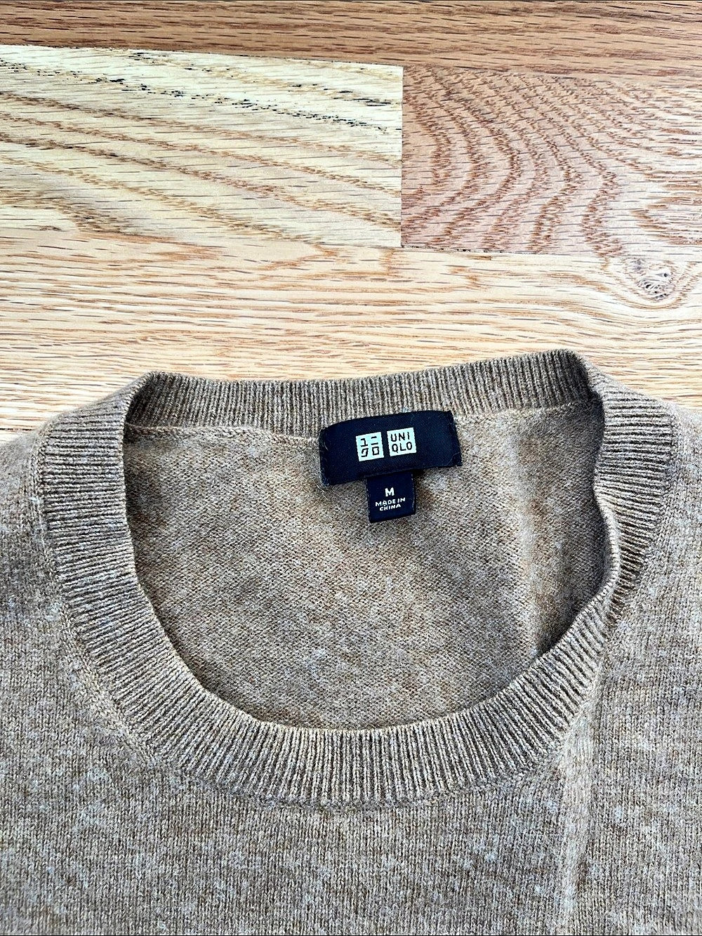 UNIQLO Crewneck Cashmere Sweater Size Medium - Picture 2 of 4